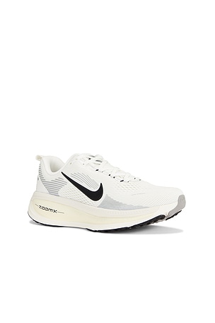 Nike Vomero 18 in White