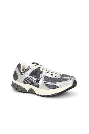 Nike Zoom Vomero 5 in Black