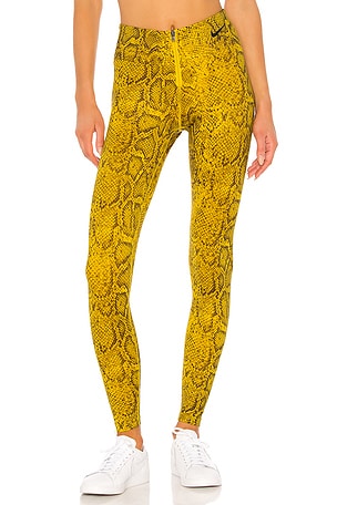 Nike LEGGINGS PYTHON en Speed Yellow REVOLVE