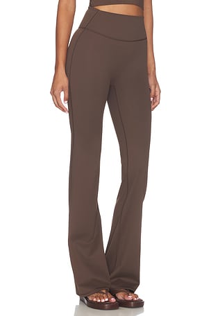 NikeSKIMS PANTALON SLIM FLARE en Marron
