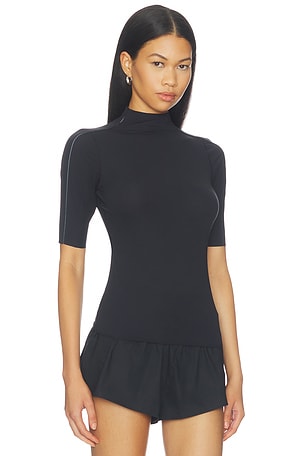 Nikeskims weightless short sleeve top en color negro
