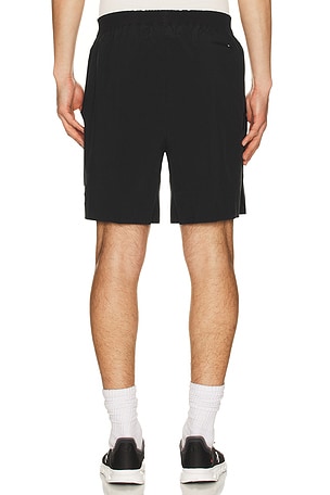 On traen shorts en color negro