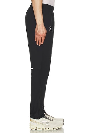 On PANTALON CORE en Noir