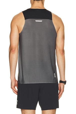 On camiseta performance en color negro
