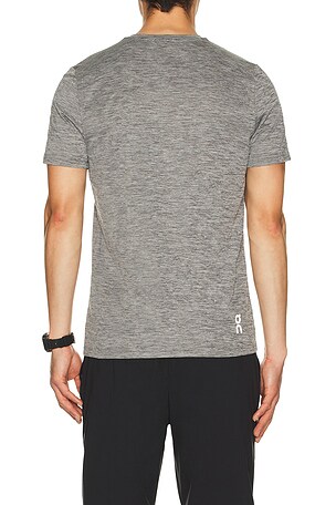 On camiseta core en color gris