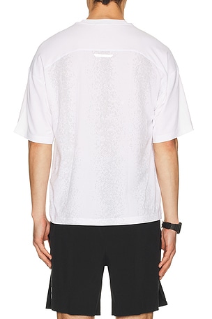 On camiseta performance en color blanco