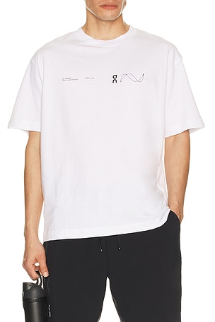 On camiseta club-t en color blanco