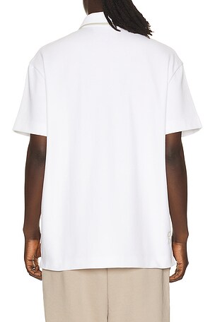 On courtside polo en color blanco