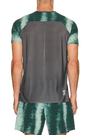 On camiseta performance-t en color verde