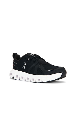 On zapatilla deportiva cloud sky 2 en color negro, blanco