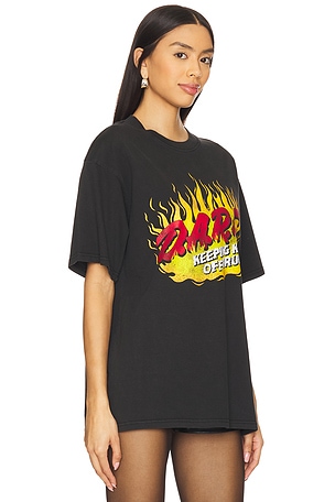 Philcos camiseta boxy d.a.r.e. fire en color negro