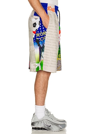 Pleasures world cup wide shorts en color azul