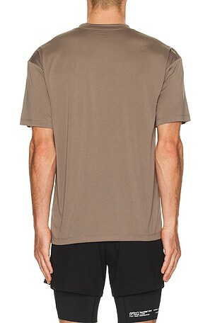 Satisfy camisa auralite en color marrón