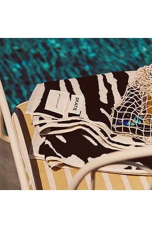Slowtide toalla skatie zebra towel en color negro, blanco