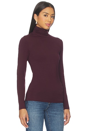 Sold out nyc top cuello vuelto en color Borgoña