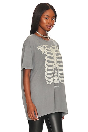 The laundry room camiseta spooky oversized en color gris