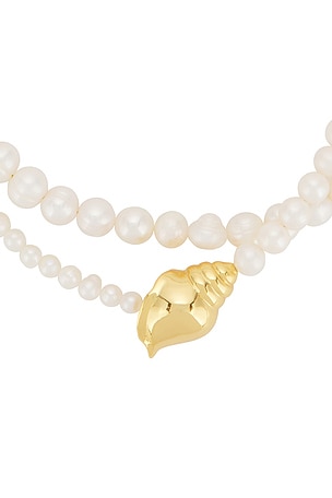 Timeless Pearly Shelly Necklace in White