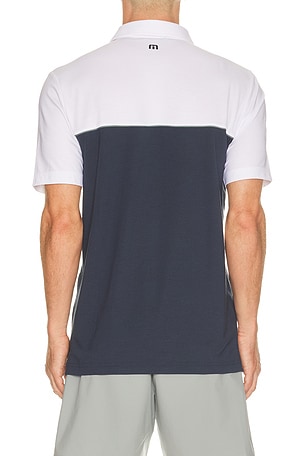 Travismathew travis mathew featherweight colorblock polo en color azul