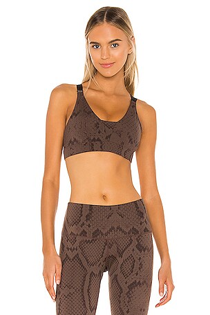 【Varley】 Bromleyスポーツブラ Varley Bromley Sports Bra in Bracken Snake | REVOLVE