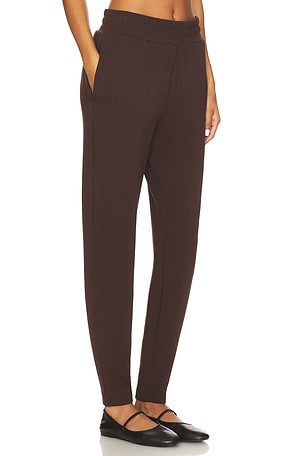 Varley The Slim 25 Pant in Brown