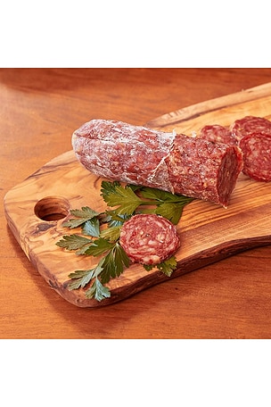 Verve culture tabla de charcutería Olivawood charcuterie board with hole handle en color marrón