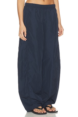 Vuori Retrograde Track Pant in Navy