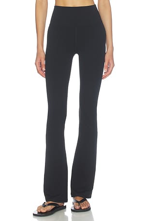 LEGGING COM MODELAGEM AJUSTADA E LEVE ABERTURA NA BARRA. ALLTHEFEELS  Vuori