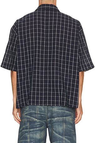 Won hundRojo camisa en color azul mareno