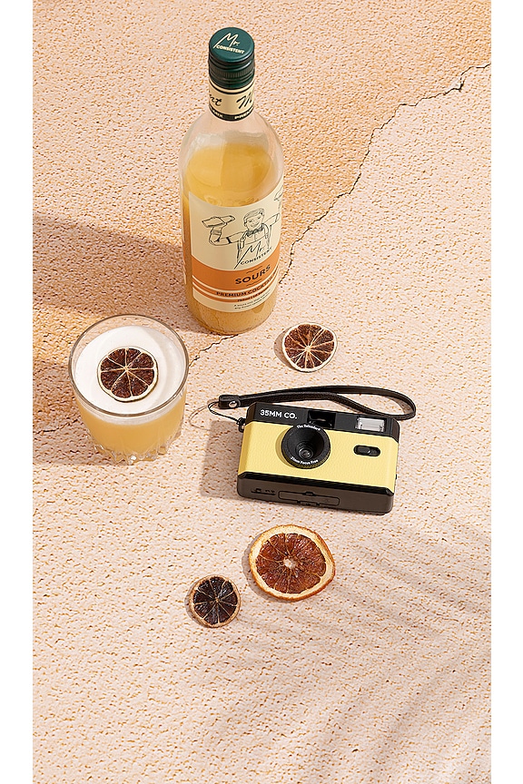 view 2 of 2 CÁMARA DE PELÍCULA THE RELOADER REUSABLE FILM CAMERA in Yellow