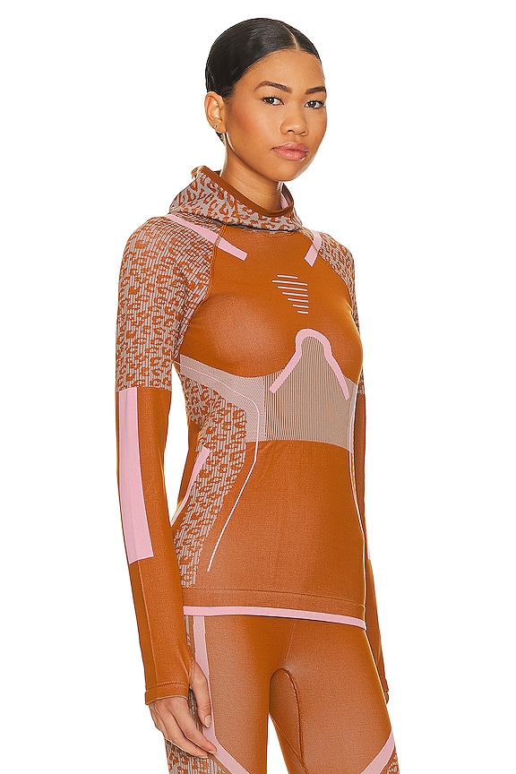 view 2 of 4 TOP DE YOGA DE MANGA LARGA CON CAPUCHA SIN COSTURAS TRUE STRENGTH in Dark Caramel, Dove Grey & Semi Glow Pink