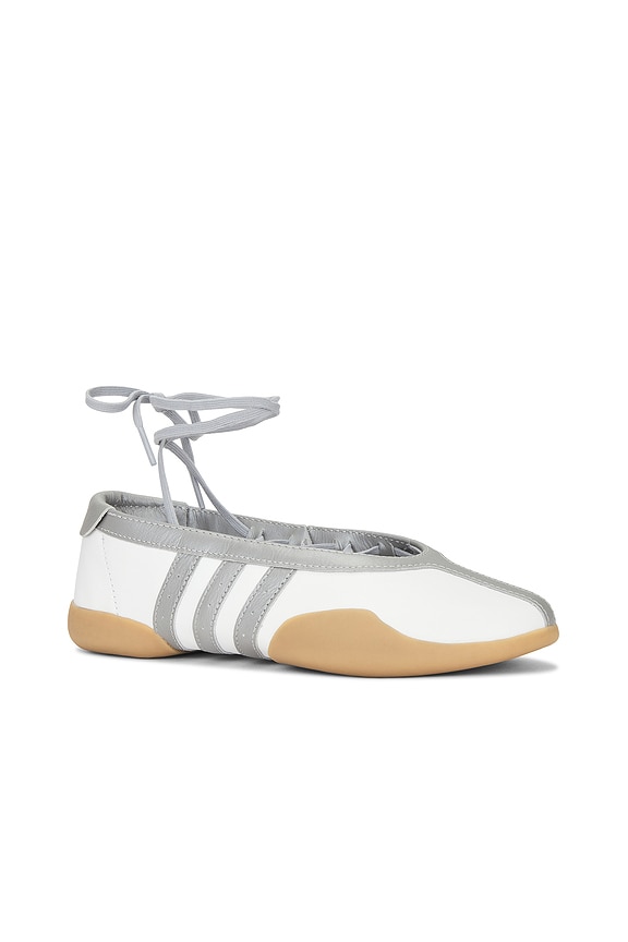 view 2 of 7 ZAPATILLA DEPORTIVA TAEKWOND O MEI BALLET in Footwear White, Metallic Silver & Gum 3