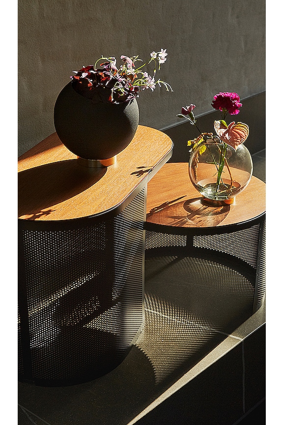 view 2 of 2 GLOBE 花瓶 in Black & Gold