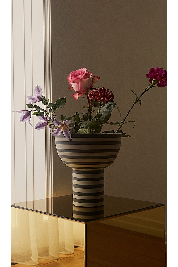view 2 of 2 VARIA 花瓶 in Ash & Black