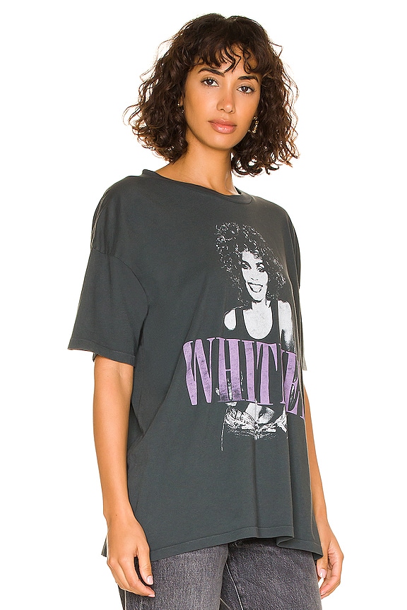 view 2 of 4 CAMISETA GRÁFICA WHITNEY HOUSTON in Vintage Black