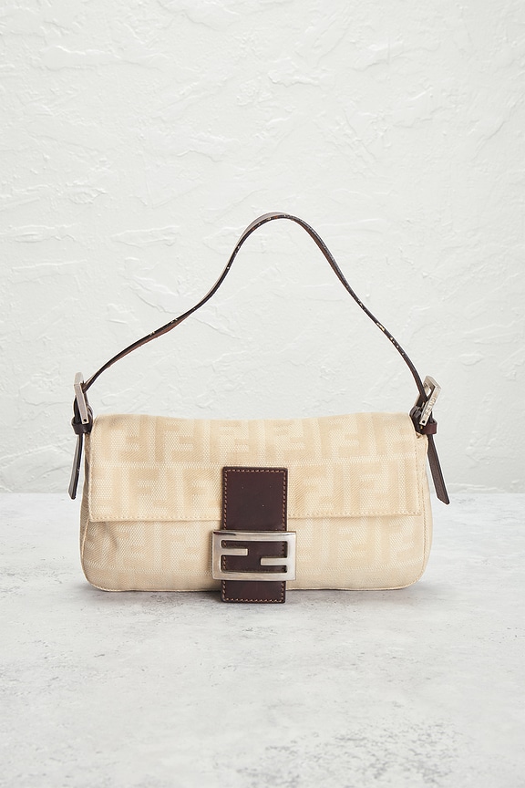 view 2 of 9 FENDI 숄더백 in Ivory
