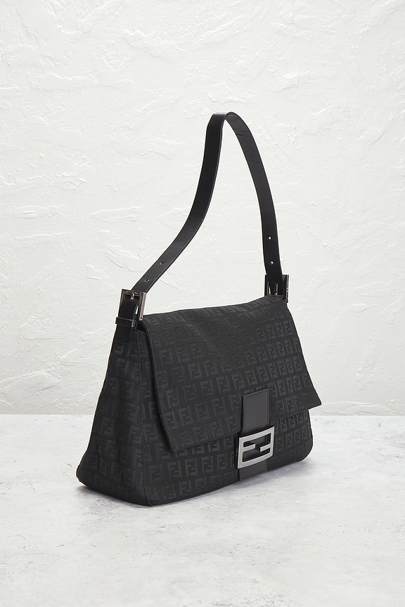 バッグ fuu FWRD Renew Fendi Zucchino Mama Baguette Shoulder Bag in Black
