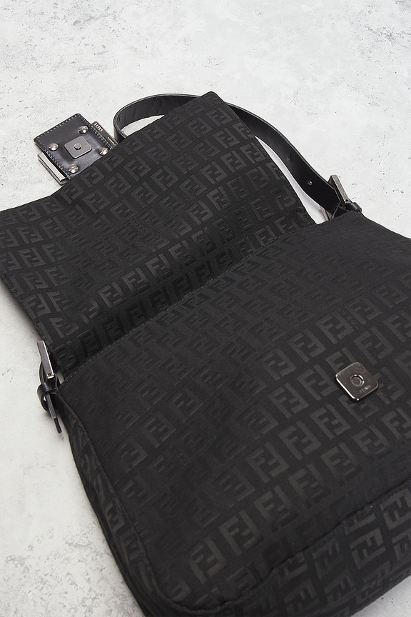 バッグ fuu FWRD Renew Fendi Zucchino Mama Baguette Shoulder Bag in Black