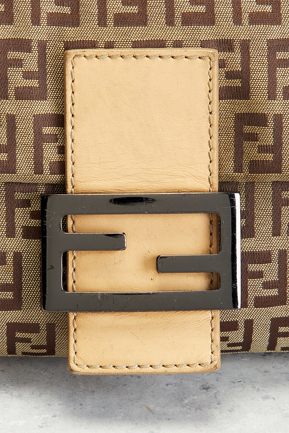 小物 FENDI FWRD Renew Fendi Zucchino Baguette Shoulder Bag in Brown | REVOLVE