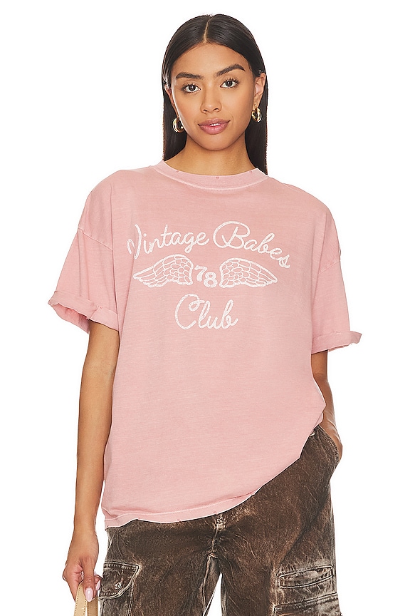 view 1 of 4 VINTAGE BABES CLUB ボーイフレンドTシャツ in Dusty Pink