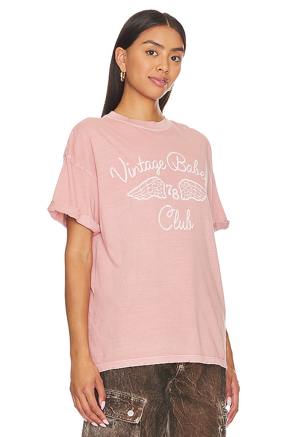 view 2 of 4 VINTAGE BABES CLUB ボーイフレンドTシャツ in Dusty Pink