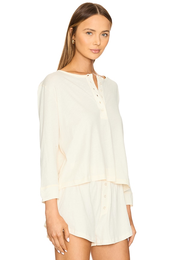 view 2 of 4 TOP CORTO CON CUELLO HENLEY in Washed White