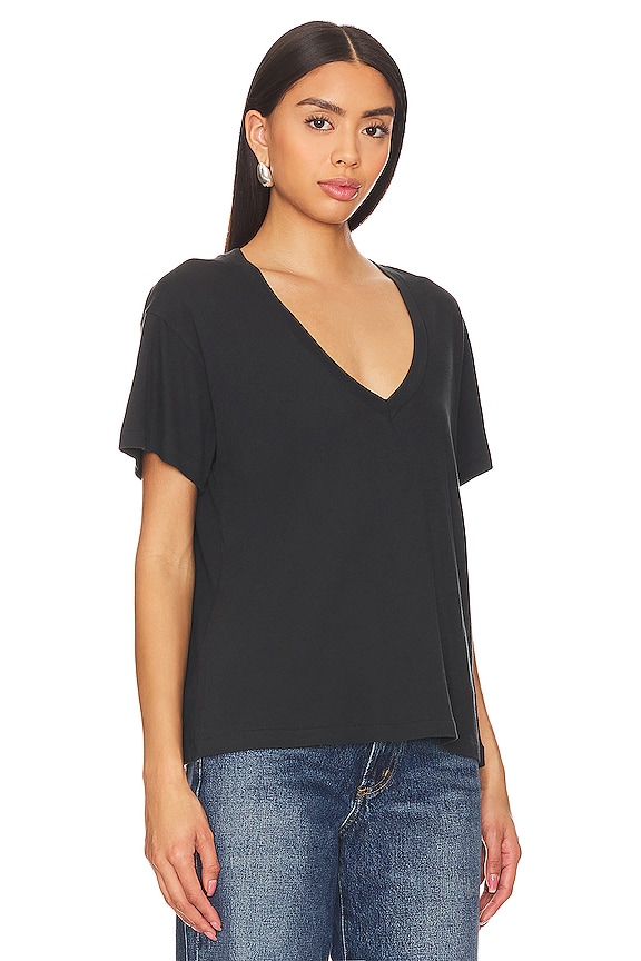 view 2 of 4 V NECK 티셔츠 in Almost Black
