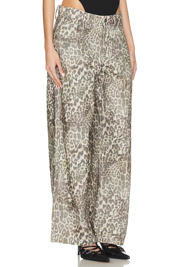 view 2 of 4 РАСКЛЕШЕННЫЕ ДЖИНСЫ COLOSSUS in Faded Leopard Print