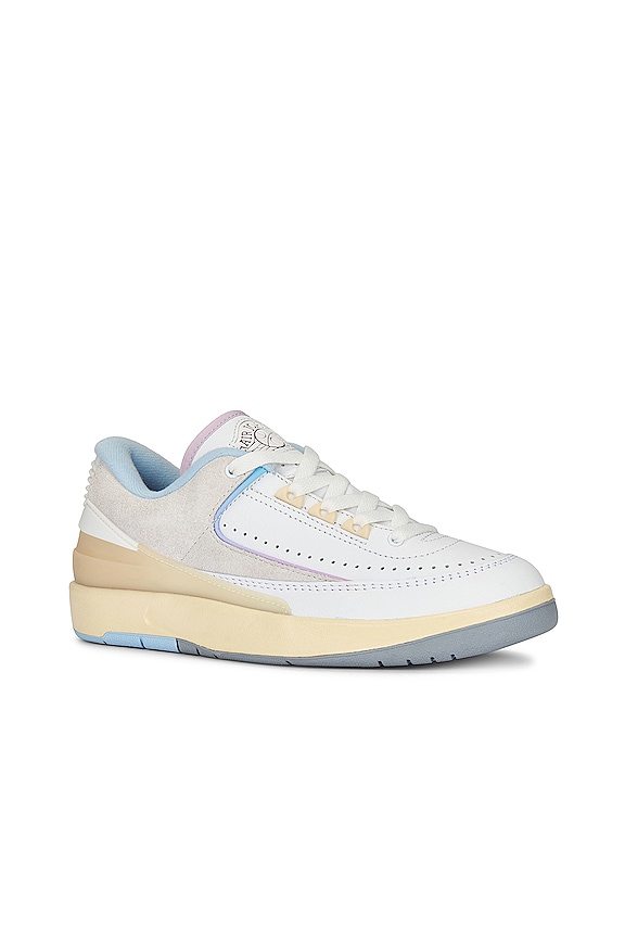 view 2 of 6 AIR JORDAN 2 RETRO LOW 스니커즈 in Summit White, Varsity Red, & Ice Blue