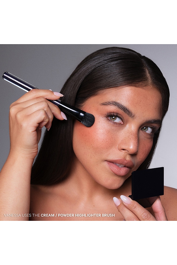 view 2 of 2 BROCHA PARA ILUMINADOR KAB CREAM/POWDER HIGHLIGHTER BRUSH in 