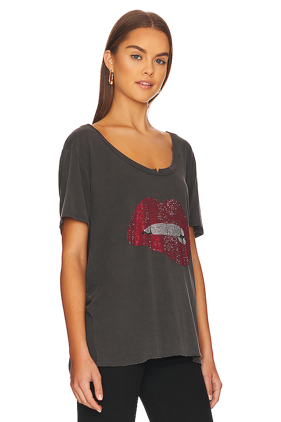 view 2 of 5 DELARA CRYSTAL LIP グラフィックTシャツ in Pigment Black