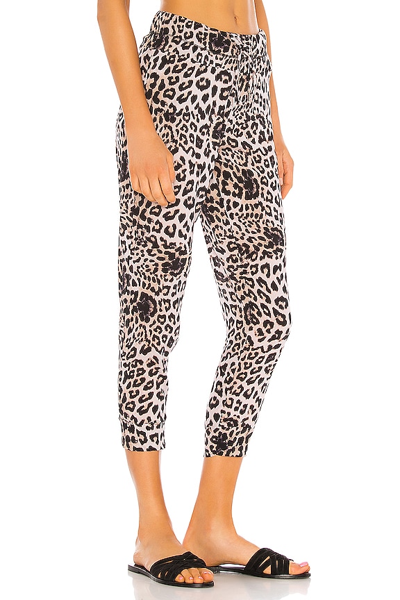 view 2 of 4 УКОРОЧЕННЫЕ БРЮКИ SAKU in Leopard