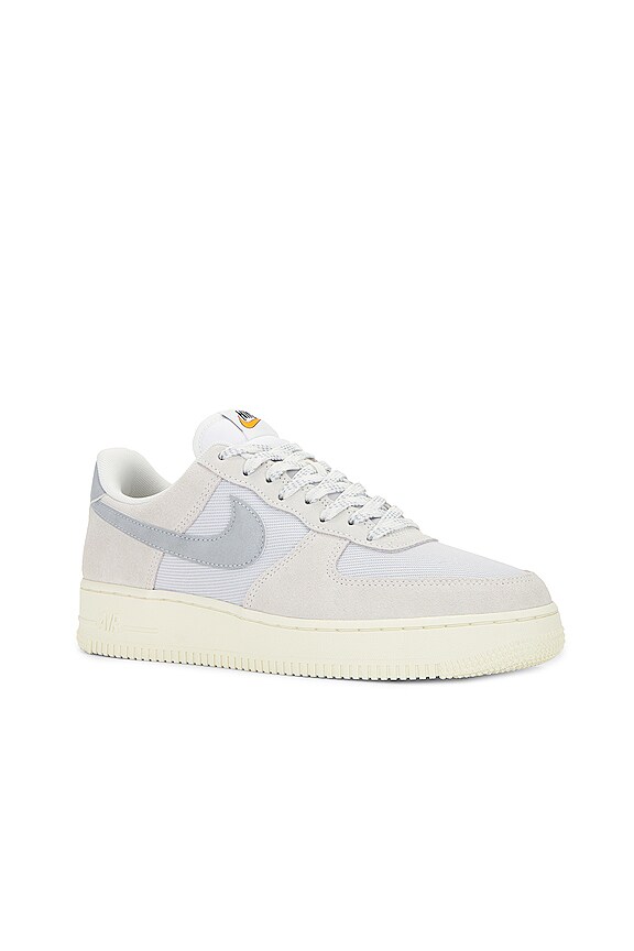 view 2 of 6 ZAPATILLA DEPORTIVA AIR FORCE 1 in Sail & Light Smoke Grey