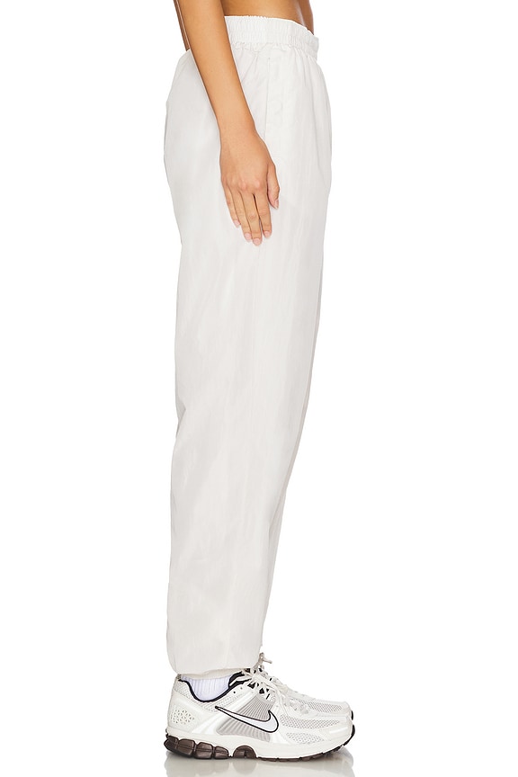 view 2 of 6 SPORTSWEAR ESSENTIAL 조깅 in Light Orewwood & White