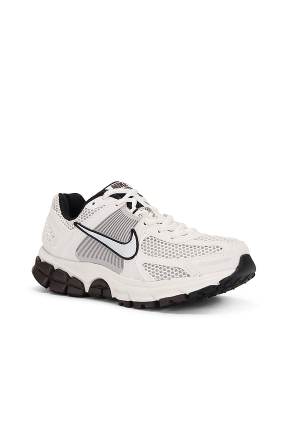 view 2 of 6 ZAPATILLA DEPORTIVA ZOOM VOMERO 5 in Phantom, Metallic Platinum, & Light Iron Ore